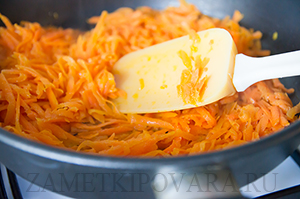 Смажені кабачки з морквою, болгарським перцем і помідорами, прості кулінарні рецепти з