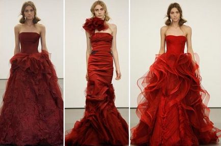 Femeie în rochie roșie, fuziune de stiluri