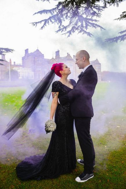 23 Фотографії найсміливіших наречених, які обрали темні весільні сукні