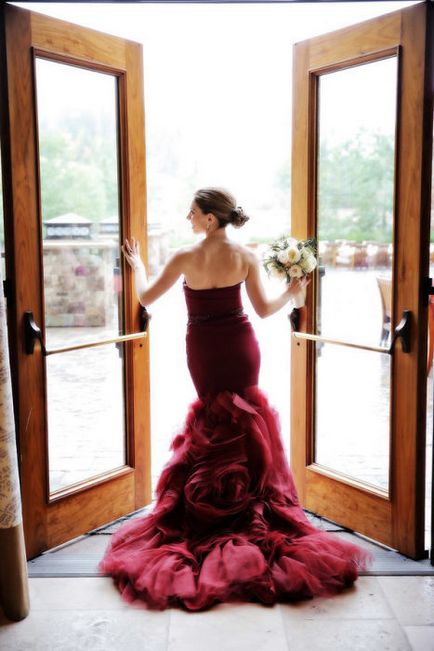 23 Фотографії найсміливіших наречених, які обрали темні весільні сукні