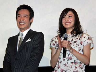 Actorii și actrițele din Japonia cuplează scurte informații despre fotografie