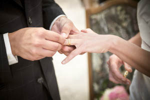 Az ünnepélyes ünnepélyes regisztrációs házasság egy anyakönyvi hivatal - nő s nap