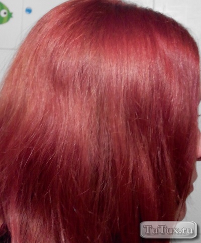 Culoarea bronzului de păr lucios este o fotografie roșie sau roșie