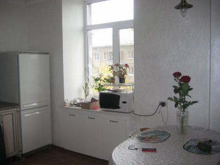Tencuiala decorativă (texturate) în interiorul bucătăriei, vederi, desen pe mâini, fotografie