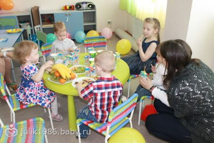 Születésnap a játszószobában, mint élvezet, gyermek címke, menü, gyermek menü