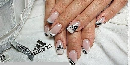 Design de unghii adidas