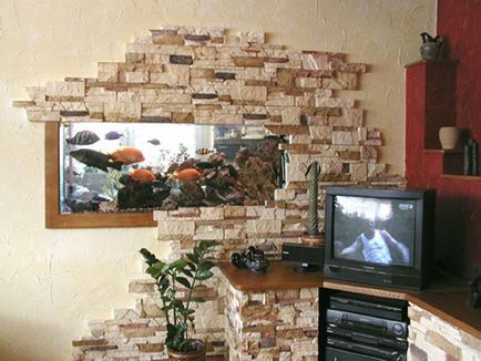 Țiglă de ghips decorative sub o piatră și o cărămidă, lipici și stivuire pe un perete, video, interne