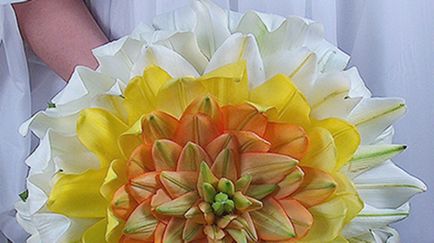 Glameliya lilimeliya - egy csokor rózsa alakú virág, liliom szirmai, virágkötészet,