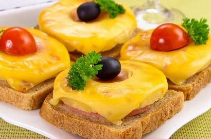 Sandvișuri fierbinți cu ananas și brânză