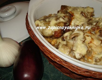 Carne de vită coaptă în medalioane de cuptor cu ciuperci de brânză