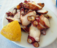 Bucătăria greacă pregătește caracatița pe grătar - experiență străină - - portal de informare
