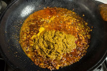 Ciuperci curry, tulpini de Khankishiyev