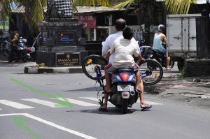 Cum să călătorești în siguranță cu bicicletele sau scuterele pe bali