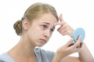 Cum să scapi de acnee internă pe fața unui adolescent