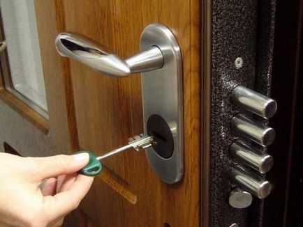 Hogyan változtassuk meg a zár az ajtón egy hengeres acél, kar, biztonsági - és fotó - egy könnyű dolog