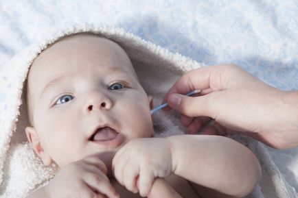 Як правильно доглядати за вухами, очима і носом у малюків