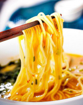 Cum să gătești rame de supă coreeană cu file de pui, ulei de susan și sos de soia, site-ul femeilor