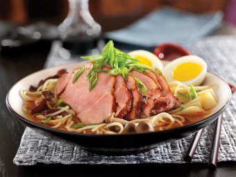 Főzni koreai ramen leves csirkehússal, szezámolaj és szójaszósz, női oldalon