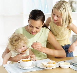 Як привчити малюка їсти правильно