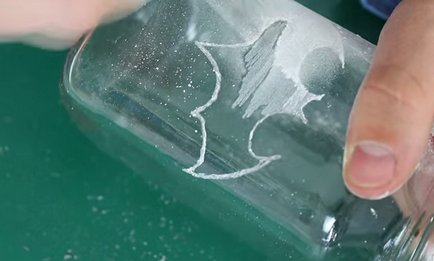 Hogyan gravírozás az üveg, és tegye a képet az üveg a kezét otthon