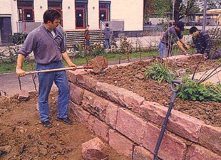 Cum se face un perete de retenție de piatră pe șantier, tipuri de pereți de reținere, design de grădină și