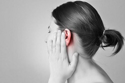 Aplicarea alcoolului din camfor pentru urechi cu durere