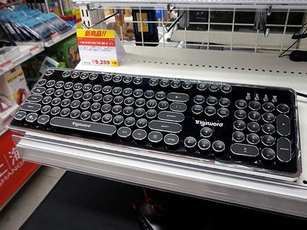 Tastatura, stilizată ca o mașină de scris veche, este produsă masiv