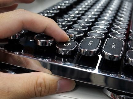 Tastatura, stilizată ca o mașină de scris veche, este produsă masiv