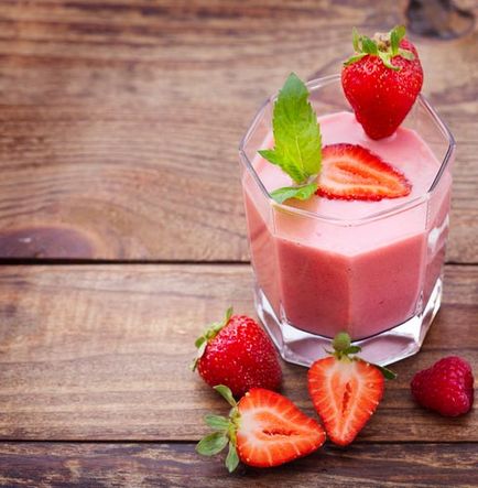 Strawberry smoothies - rețete din fructe proaspete și congelate