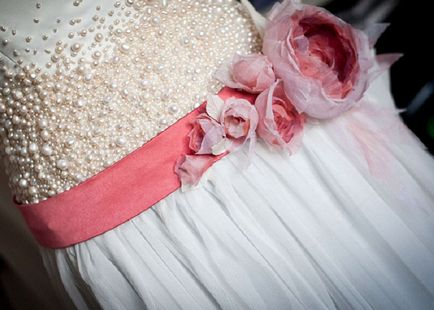 Коралове весільну сукню