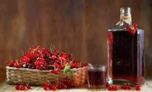 Alcool din coacăze negre și roșii la domiciliu (rețetă)