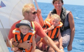 Face în față cu un singur coca împotriva catamaran, articol din revista yacht russia