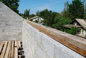 Mauerlatt, atașat la peretele căilor de beton gazos, se pliază minusuri