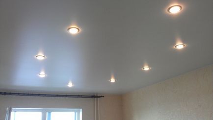 Instalarea tavanelor de iluminat suspendate, banda LED, cerul înstelat, nebosvod