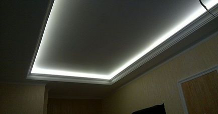 Instalarea tavanelor de iluminat suspendate, banda LED, cerul înstelat, nebosvod