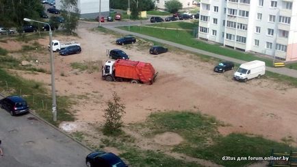 Сміттєвоз застряг у піску, та так, що вантажівка не зміг його витягнути