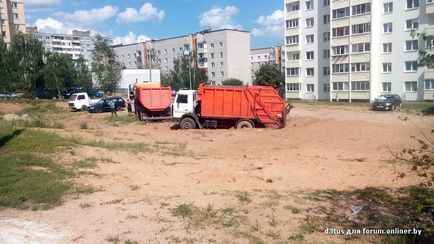 Camionul de gunoi era blocat în nisip, atât de mult încât camionul nu putea să-l scoată