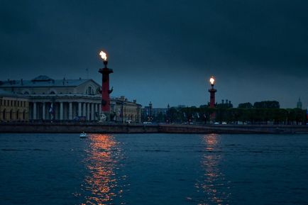 Треба знати звідки взялася традиція запалювати ростральні колони, blog fiesta