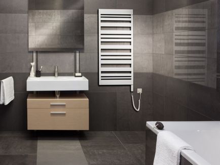 Fal törölköző a fürdőszobában és kilátással a funkcionalitás, a telepítés fotók