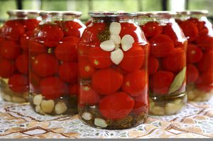 Дуже прості і смачні рецепти консервування помідорів на зиму
