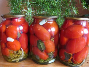 Дуже прості і смачні рецепти консервування помідорів на зиму