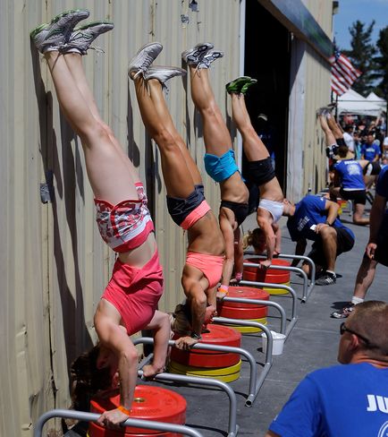 Úszik handstand (hspu) a fejlődés egy útmutató közönséges halandó (a fejlesztés a vállöv) Hiányként kézenállás (hspu) az útmutatás kidolgozása az egyszerű halandók