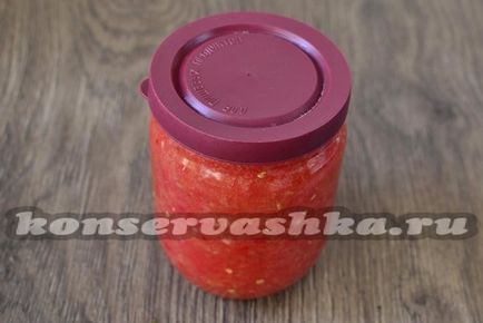 Tomate cu usturoi pentru iarnă printr-o mașină de măcinat cu carne fără a fi gătit