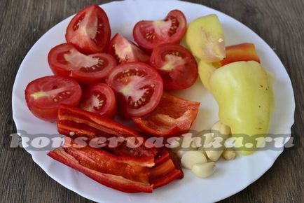 Tomate cu usturoi pentru iarnă printr-o mașină de măcinat cu carne fără a fi gătit