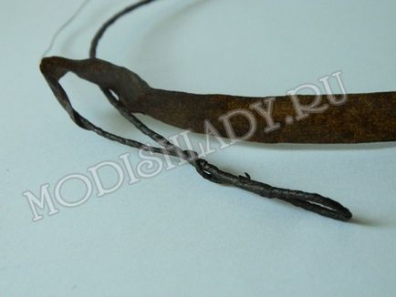 Egyszerű koszorú a fején a kezével (fej) Egyszerű koszorú a fején kezével