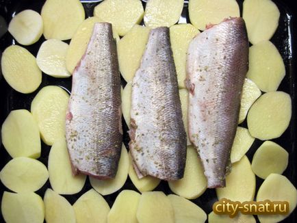 Pelete de pește gătite în cuptor cu cartofi - casa Sharypovo