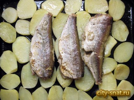 Pelete de pește gătite în cuptor cu cartofi - casa Sharypovo