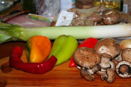 Tăiței de orez (fuchsa) cu pui, ciuperci, legume și sos de yakitori, bucătari