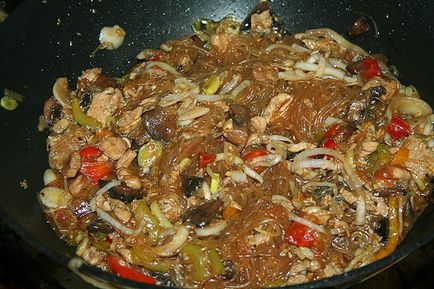 Tăiței de orez (fuchsa) cu pui, ciuperci, legume și sos de yakitori, bucătari