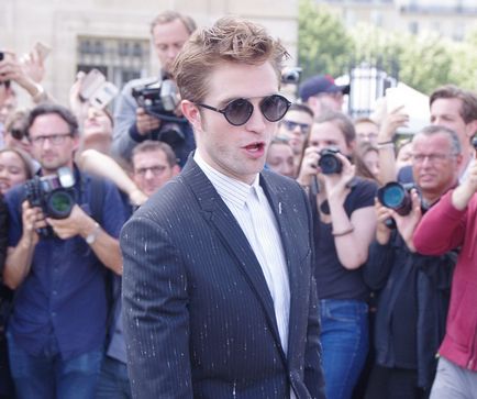Robert Pattinson a menyasszony „elképesztő” női divat helyszínen